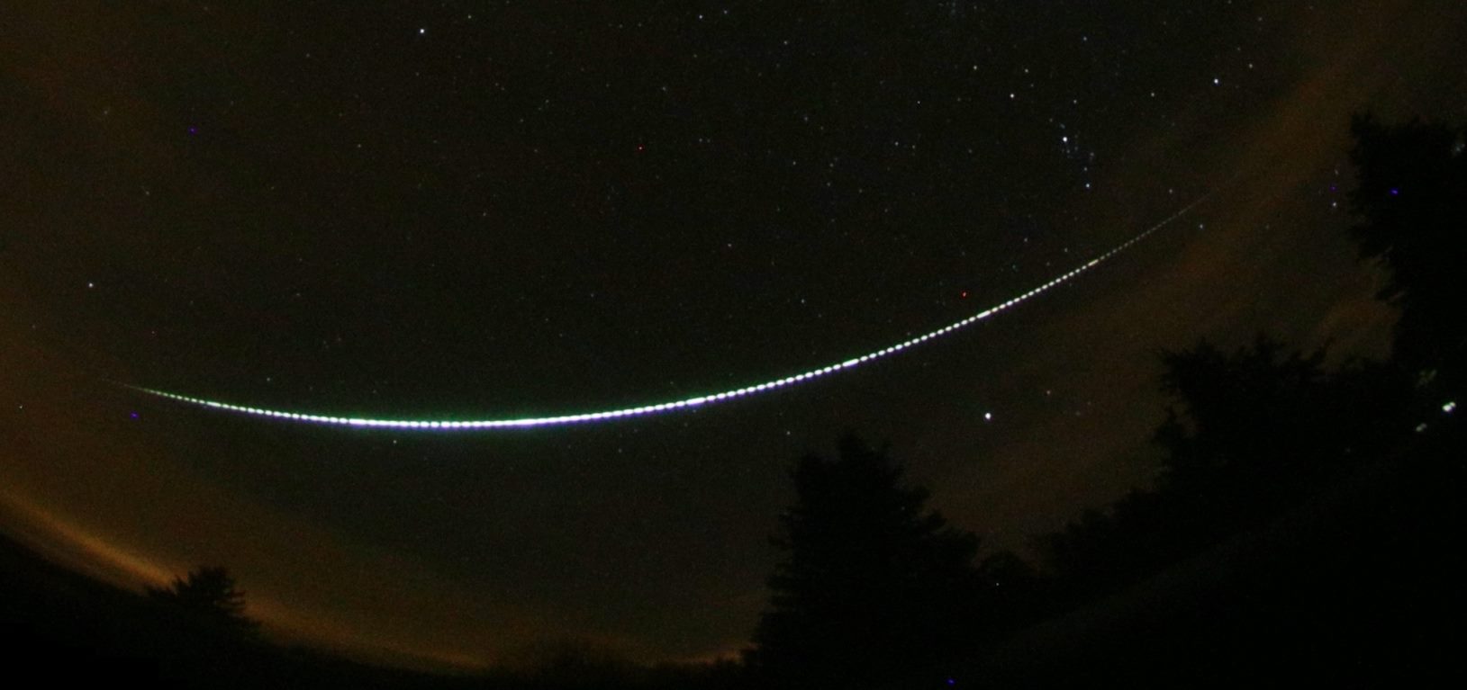 Fotografie: Výřez z celooblohového snímku, na kterém je zachycen průlet bolidu EN051115 nad JZ Polskem. Na obrázku bolid letí zprava doleva. Autor: Astronomický ústav AV ČR