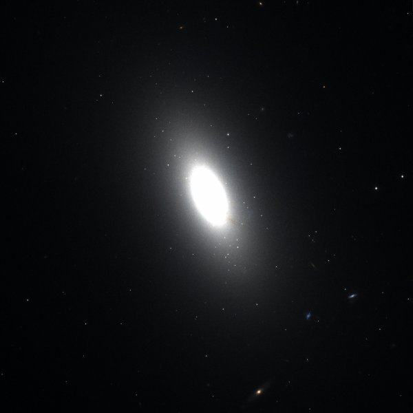 Galaxie NGC 3377 byla jednou z vyšetřovaných ve studii. Tento snímek z Hubbleova kosmického dalekohledu sice neukazuje kvůli volbě expozice příliš detailů z galaxie samotné, ale jasné body galaxii obklopující jsou kulovými hvězdokupami, jejichž studium přináší informaci o gravitačním poli na okrajích galaxie. 