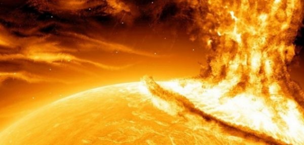 Představa malíře o probíhající supererupci na DG CVn. © NASA Představa malíře o probíhající supererupci na DG CVn. © NASA