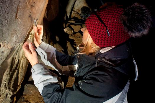 Natália Megisová z laboratoře CRL odebírá v Kateřinské jeskyni vzorek pro radiouhlíkovou analýzu