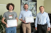 Jiří Slabý a Nicholas Scott Lynn přebírají diplomy za nejlepší vědeckou publikaci ÚFE za rok 2018