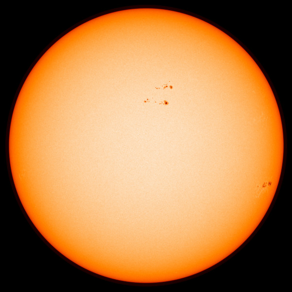 Detailní pohled na disk Slunce s aktivní oblastí. 