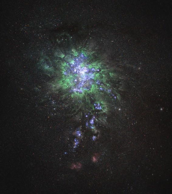 Umělcova představa galaxie typu zelený hrášek na detailním snímku. Dobře je patrná zelená emise v čáře kyslíku. © Judy Schmidt