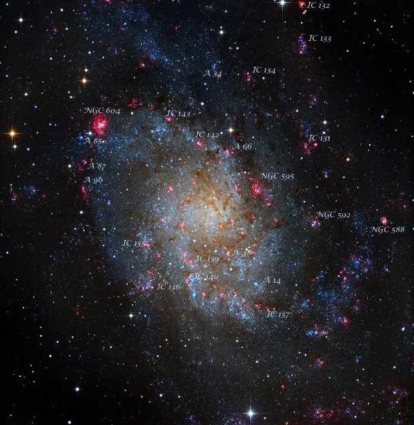 Mladé hvězdokupy v galaxii M33, konkrétně NGC 604, 595, 588 a 592, byly cílem výzkumu pracovníků ASU. Fotografie Velemir Popov a Emil Ivanov.  