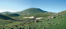 Vysokohorská krajina sopečného pohoří Gegam v centrální Arménii. Snímky L. a E. Ekrtovi