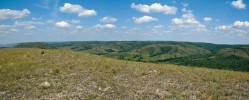 Lesostep na hřbetu Šajtan-tau  na Jižním Uralu. Zatímco v jižní,  níže položené části území (na snímku) převládají v lesostepní mozaice stepi a lesy se uchylují do sníženin a na prudší severní svahy, na severu vystupují lesy i na plošiny. Jméno má hřbet podle  jednoho z vrcholů na severozápadě –  Šajtan-tau (Ďáblova hora, 581 m n. m.), jeho nejvyšším bodem je však  bezejmenná kóta 619. Foto J. Roleček