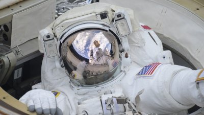Andrew Feustel při výstupu do volného kosmu 14. června 2018 (foto © Twitter Oleg Artemjev)