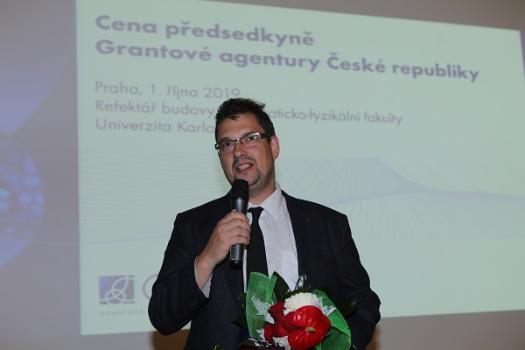 Zdeněk Sofar při přebírání Ceny předsedkyně GAČR 2019