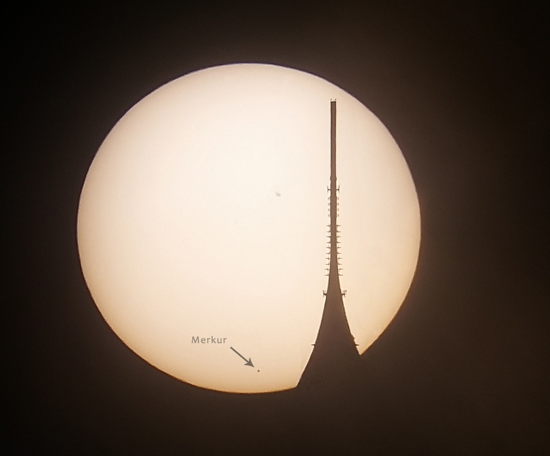 Merkur před Sluncem proti ještědskému vysílači při úkazu 9. května 2016. Foto: Martin Gembec.