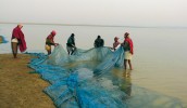 Rybáři na přehradě Mukutmanipur, Západní Bengálsko, Indie. Lokalita  navštívená v rámci projektu mapování diverzity tasemnic. Foto A. Ash