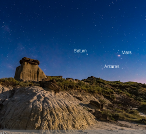 Seskupení Marsu, Saturnu a hvězdy Antares nad Dinosaur Provincial Park v USA. Autor: Alan Dyer.