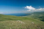 Jezero Sevan, pohled ze severu. Arménie má jedno z největších horských ples světa, které leží v nadmořské výšce 1 900 m. Jezero má poměrně pohnutou moderní historii. Zjednodušeně řečeno ho mohl postihnout podobný osud jako Aralské jezero. Zásahy z první poloviny 20. stol.  za účelem čerpání vody k zavlažování výrazně poznamenaly přírodovědnou hodnotu bezprostředního okolí jezera. Část ploch byla nevhodně „zrekultivována“ výsadbami topolů nebo rakytníku řešetlákovitého (Hippophaë rhamnoides). Přírodě blízkých mokřadů a vlhkých luk se zde zachovalo poměrně málo. Foto E. Ekrtová a L. Ekrt