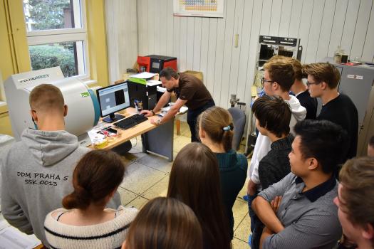 Studenti pražského gymnázia Na Vítězné pláni v jedné z laboratoří spektroskopie ÚJF