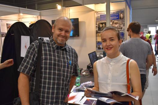 Vedoucí projektu SPIRAL2-CZ Jaromír Mrázek se zájemkyní o projekt na Veletrhu vědy 2019