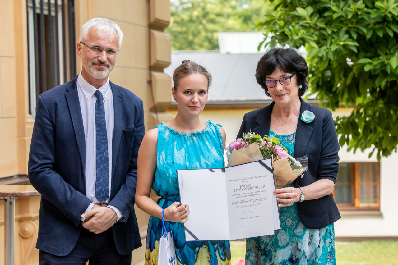 Kateřina Kůsová patří mezi nositelky Prémie Otto Wichterleho pro rok 2019.  Mladá vědecká pracovnice Fyzikálního ústavu se již od své diplomové práce věnuje v oddělení tenkých vrstev a nanostruktur ve skupině křemíkové nanofotoniky.