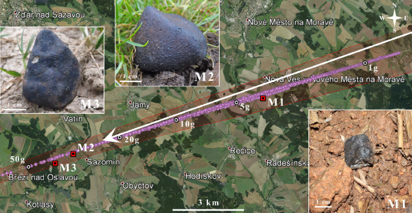 Výřez mapy dopadového pole meteoritů s vyznačením tří nálezů fragmentů meteoritu Žďár. Jejich fotografie jsou též zobrazeny.