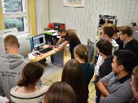 Studenti pražského gymnázia Na Vítězné pláni v jedné z laboratoří spektroskopie ÚJF