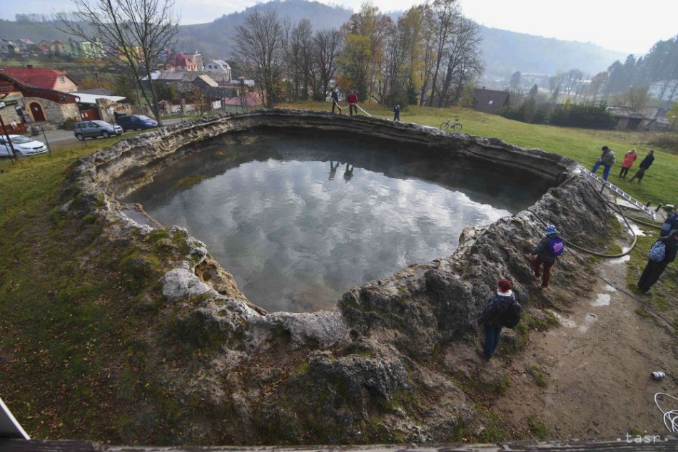Předmětný kráter z našeho aprílového žertíku. Ve skutečnosti se jedná o travertinové jezírko ve Vyšných Ružbachoch na Slovensku známé pod názvem Ružbažský Kráter. Je chráněným přírodním výtvorem s hloubkou do 3,5 metru a průměrem okolo 20 metrů.  