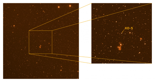 Jak je hvězda vidět při pohledu deseticentimetrovým dalekohledem (vlevo, vpravo je bližší výřez) 