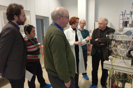 A. Macková z Laboratoře Tandetronu ukazuje členům AMSAB experimentální zařízení v Řeži