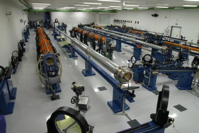 Jódový fotodisociační laserový systém generující v Centru PALS impulzy blízkého infračerveného záření trvající typicky 350 pikosekund dosahující energie až 1000 J.   