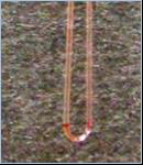 Foto připraveného detekčního U prvku; průměr ohybu 2 mm,ohyb fixován ve skleněné trubiččce