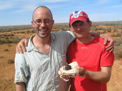 Phil Bland a Pavel Spurný s meteoritem
