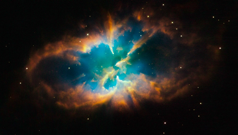 Planetární mlhovina NGC 2818 se nachází v souhvězdí Kompasu na jižní obloze. Její nepravidelný tvar může být důsledkem interakce mezi hvězdným větrem a dříve vyvrženým plynem, tvořícím základ mlhoviny. (c) Hubble Heritage Project