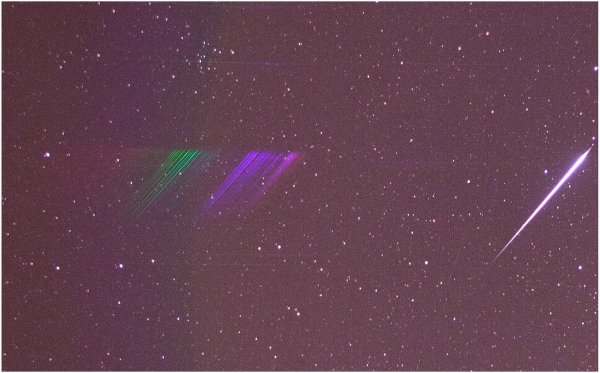 Bolid EN070117_184739 a jeho spektrum plné čar neutrálního železa zachycené Spektrální digitální autonomní bolidovou stanicí (Spectral Digital Automated Fireball Observatory, SDAFO).