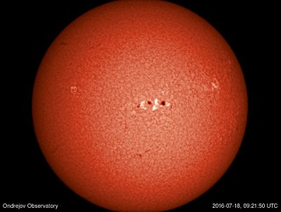 Sluneční chromosféra v čáře vodíku Hα se zvýšenou emisí v aktivních oblastech. Foto: Oddělení fyziky Slunce Astronomického ústavu AV ČR.