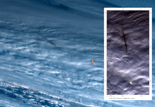 Plnobarevný snímek z družice Himawari-8 pořízený 18. prosince 2018 v 23:50 UT. Snímek ukazuje oblačnou pokrývku, na níž se promítá stín prachové stopy. Stopa samotná je patrná jako oranžový objekt uprostřed snímku. Vložený snímek je pak z přístroje MODIS na družici Terra, pořízeny v 23.55 UT. Patrný je opět stín i prachová stopa, zachycená v téměř kolmém průmětu. 