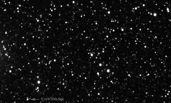 Proměnná hvězda CzeV500 v maximu své jasnosti. Její poloha na samém okraji zorného pole svědčí o tom,  že nebyla cílem pozorování. Foto: Martin Mašek.