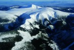 V zimních měsících jsou výrazněji čitelné doklady dávné ledovcové  a mrazové modelace Krkonoš,  jejímž výsledkem je, v součinnosti s dlouhodobým působením  mechanismu anemo-orografických  systémů, současná podoba zdejší  arktoalpínské tundry. Na snímku  vrcholová část východních Krkonoš. Foto J. Kopáčová