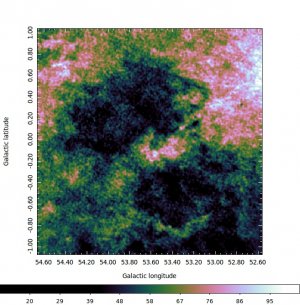 Druhý z nalezených párů srážejících se bublin, tentokráte na snímku pořízeném v čáře 21 cm, na které září neutrální vodík. Ten se nachází všude v okolí bublin, ale v místě, kde už je vodík ionizovaný - uvnitř bublin, se emise nachází jen minimálně. V místě kontaktu bublin je vidět další, neuzavřenou menší bublinu, která vznikla následkem tvorby nových hvězd. Autor: AsÚ AV ČR