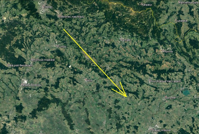 Obrázek 2. Průmět atmosférické dráhy bolidu Hradec Králové na zemský povrch (žlutá šipka). Skutečná délka vyfotografované atmosférické dráhy je 69 km a bolid jí uletěl přibližně za 5.8 s. Pádová oblast meteoritů leží přibližně ve směru letu bolidu a na poloviční vzdálenosti mezi koncem bolidu a Hradcem Králové. (foto: Google/Astronomický ústav AV ČR).