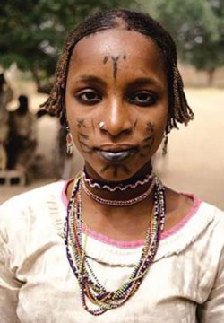 Fulbská dívka z Kamerunu se skarifikací (jizvením obličeje). Foto V. Černý / © V. Černý