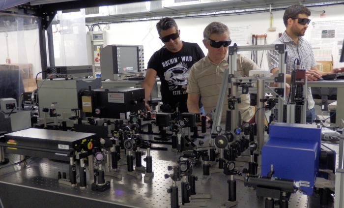 Bi-chromatické experimentální uspořádání v laboratoři vědeckých laserových aplikací