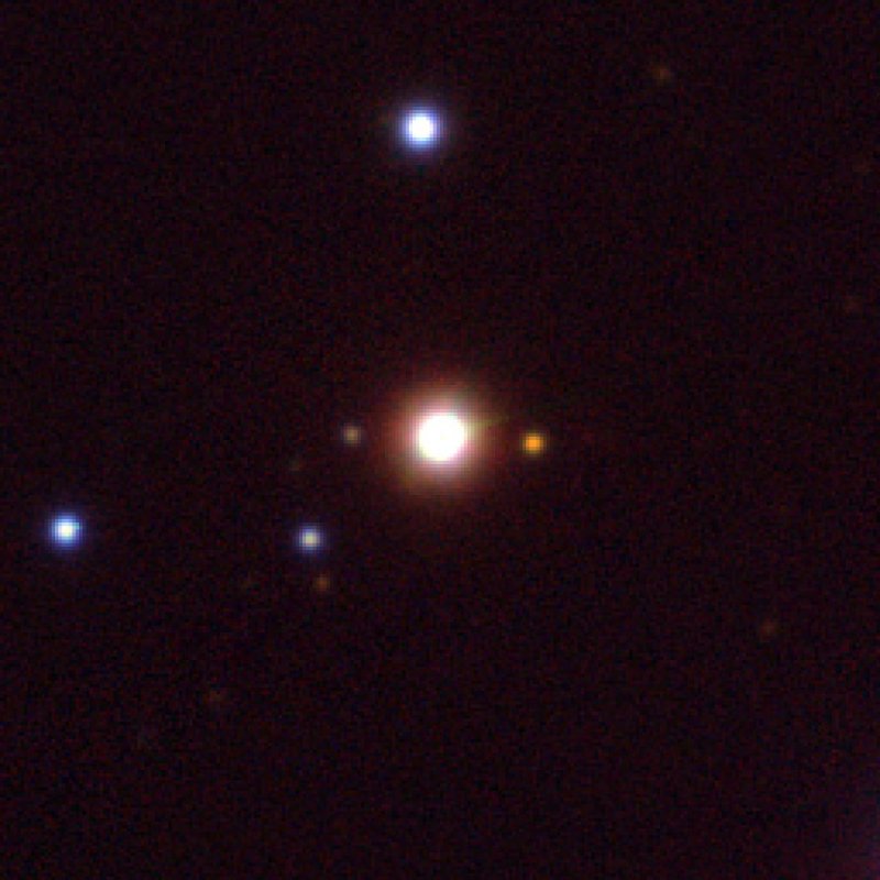 Jeden z nalezených objektů. Složité emisní spektrum je vyzařováno z trojice červených hvězd uprostřed obrázku. Snímek je z archivu projektu PanSTARRS.