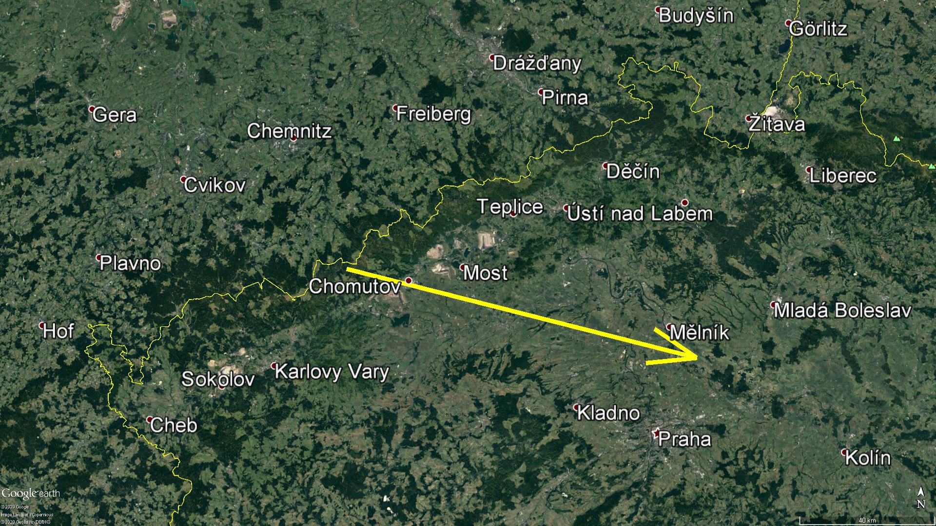 Průmět světelné dráhy bolidu v atmosféře na zemský povrch. Celková zaznamenaná dráha bolidu byla 121 km dlouhá a bolid jí uletěl za necelé 4 sekundy (grafika: Astronomický ústav AV ČR, podkladová mapa: Google Earth).