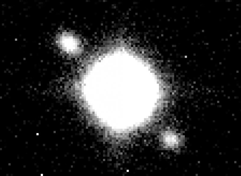 Detailní záběr podivně symetrického objektu pořízený Perkovým 2m dalekohledem.