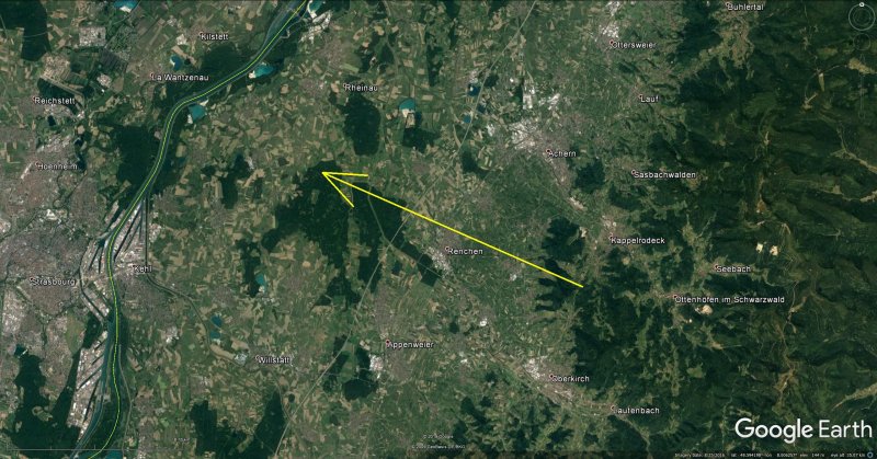 Obrázek 4. Průmět atmosférické dráhy bolidu EN100718 na zemský povrch (žlutá šipka). Skutečná délka vyfotografované atmosférické dráhy 63 km a bolid jí uletěl za přibližně 4 s. Grafika: Google/Astronomický ústav AV ČR. Obrázek 4. Průmět atmosférické dráhy bolidu EN100718 na zemský povrch (žlutá šipka). Skutečná délka vyfotografované atmosférické dráhy 63 km a bolid jí uletěl za přibližně 4 s. Grafika: Google/Astronomický ústav AV ČR.