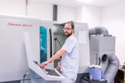 V centru TOPTEC používají různé typy CNC zařízení – například tento ultra přesný CNC 350 FG od firmy Nanotech. Používá se pro výrobu tzv. free-form čoček. Frézovací stroje umějí vyrobit komplexní povrchy s velkou přesností. 