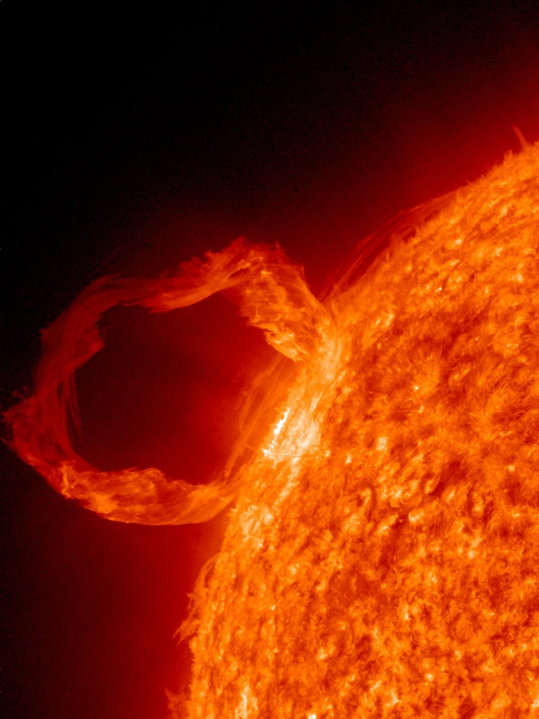 Eruptivní protuberance zachycená přístrojem Atmospheric Imaging Assembly na družici Solar Dynamics Observatory 4. května 2017. 