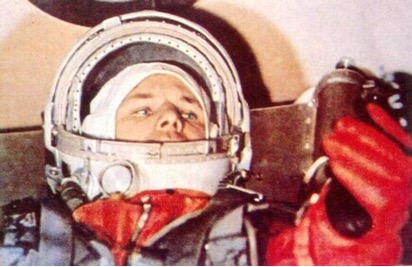 Jurij Gagarin v kabině kosmické lodě Vostok 1 (© TASS, 1961)