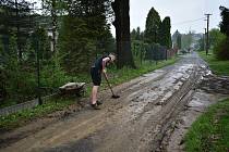 Šilheřovice trpí po bleskové podvodni, která v noci zasáhla obec. Následky povodně a jejich odklízení, čtvrtek 13. května 2021.