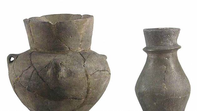 Příklady keramické produkce kultury s nálevkovitými poháry. Amfora (vlevo) a láhev s límcem (vpravo) (podle: ).