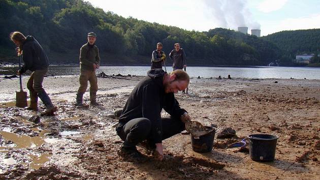 Na dně částečně vypuštěné mohelenské přehrady v těchto dnech bádá desetičlenná skupina brněnských archeologů a studentů tohoto vědního oboru.