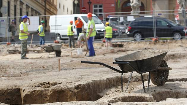 Některé z nálezů, které zatím objevili archeologové při vykopávkách na rekonstruovaném Zelném trhu.