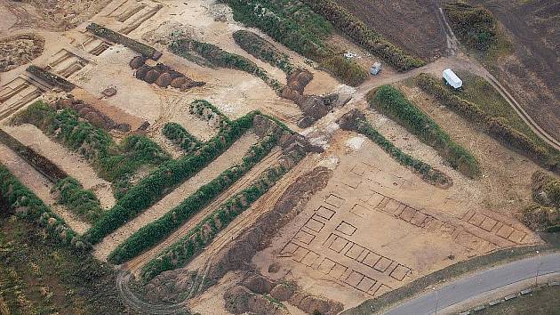 Letecký snímek na plochu záchranného archeologického výzkumu na katastru Pasohlávek v roce 2009.