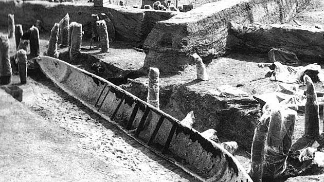 Nález dřevěného člunu při výzkumu zaniklých říčních ramen na hradisku u Mikulčic (podle: Galuška 2004: Slované-Doteky předků. Brno).